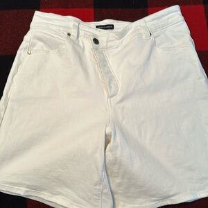 NWT Universal Standard Katie high rise crossover white denim shorts, size 12-14